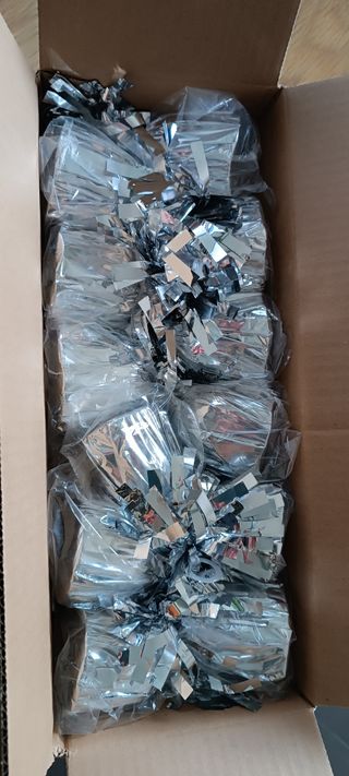 Caja con 12 bases para globos de helio.