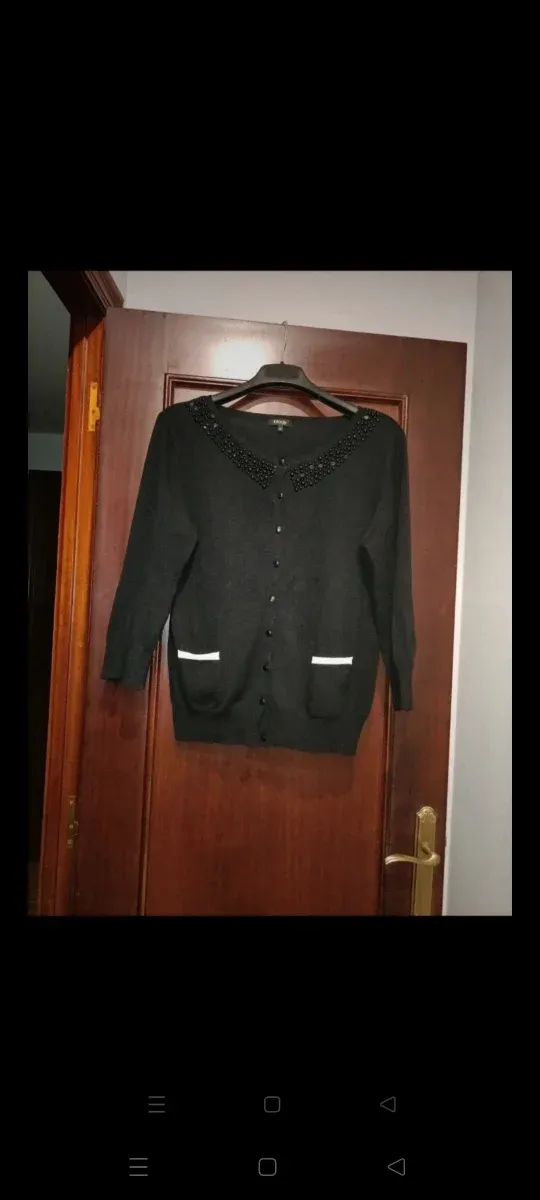 Chaqueta negra con pedrería