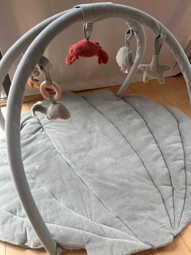 Parque infantil con juguetes marinos