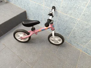 Bicicleta sin pedales rosa