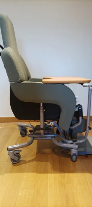 Sillón reclinable individual con mesa