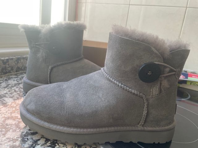 Botas UGG grises con botón