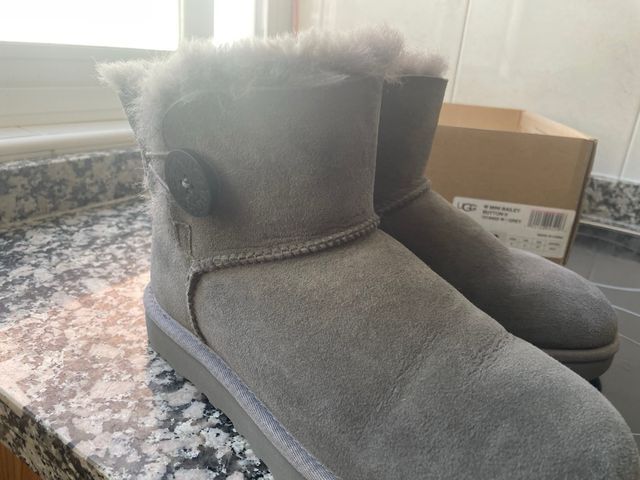 Botas UGG grises con botón