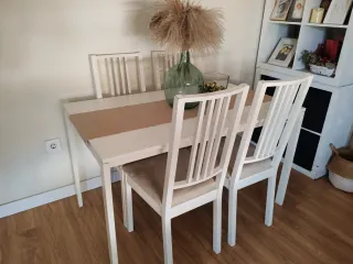Mesa y 4 Sillas de Madera