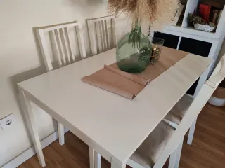 Mesa y 4 Sillas de Madera