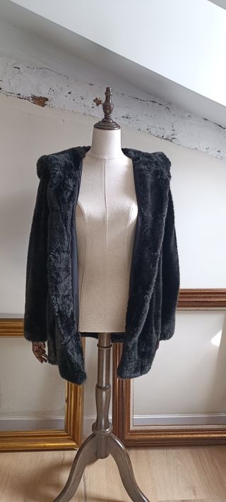 Abrigo de peluche negro ZARA