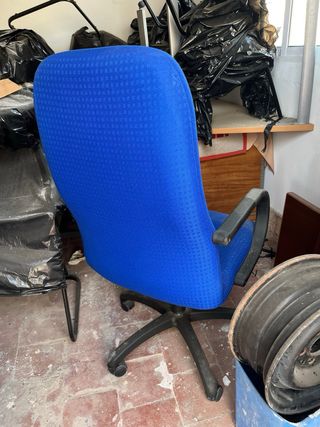 Silla de oficina azul y negra