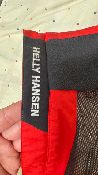 Chaqueta Helly Hansen Roja prácticamente nueva 