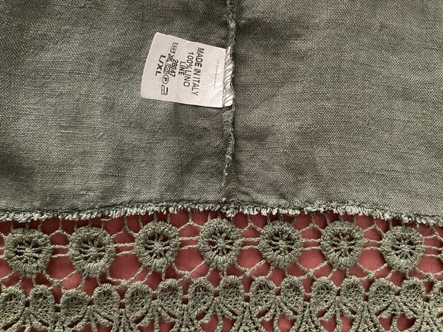 Vestido corto verde oliva con encaje