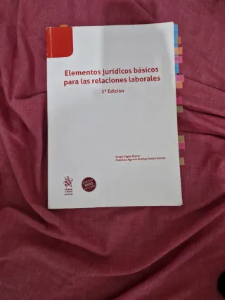 Es un libro de elementos jurídicos.