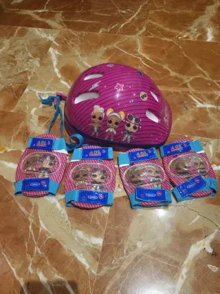 Casco y protecciones LOL para niña