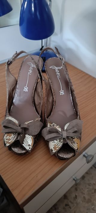Tacones dorados con lazo y lentejuelas