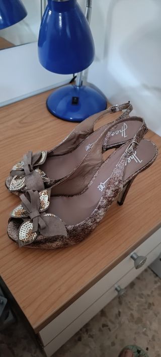 Tacones dorados con lazo y lentejuelas