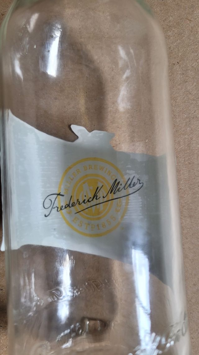 Botella vacía cerveza Miller Genuine Draft