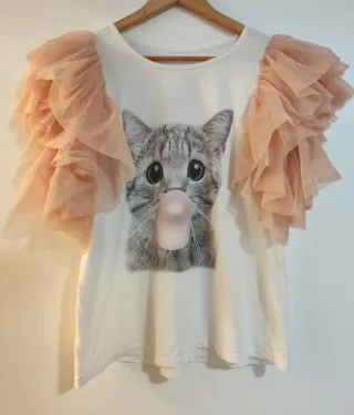 Camiseta blanca con mangas de tul rosa palo