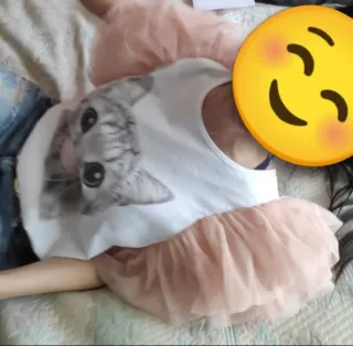 Camiseta blanca con mangas de tul rosa palo