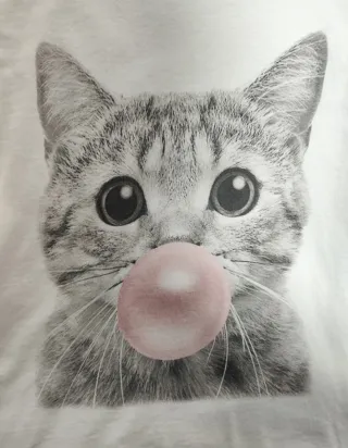 Camiseta blanca con mangas de tul rosa palo