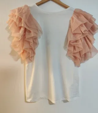 Camiseta blanca con mangas de tul rosa palo