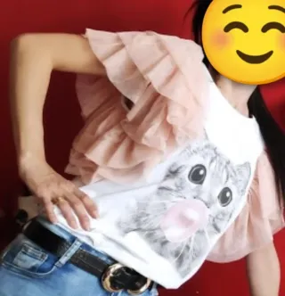 Camiseta blanca con mangas de tul rosa palo