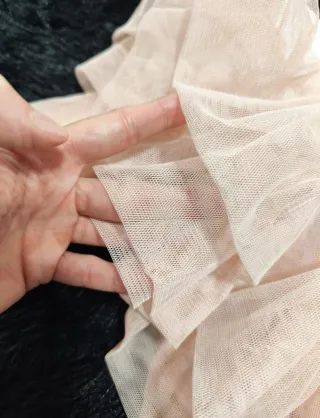 Camiseta blanca con mangas de tul rosa palo