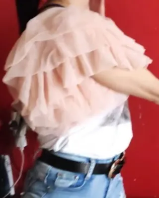 Camiseta blanca con mangas de tul rosa palo