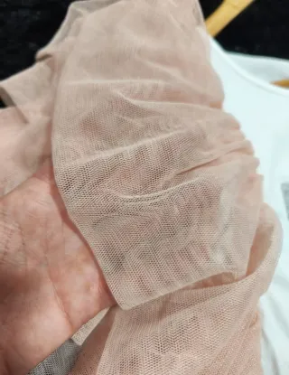Camiseta blanca con mangas de tul rosa palo
