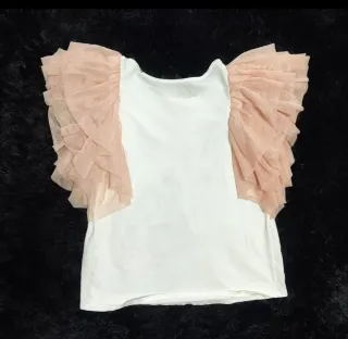 Camiseta blanca con mangas de tul rosa palo