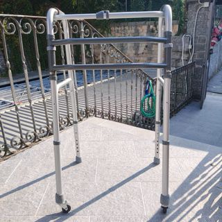 Deambulatore con ruote