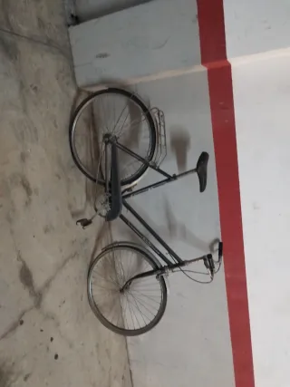 Bicicleta Checa antigua para restaurar