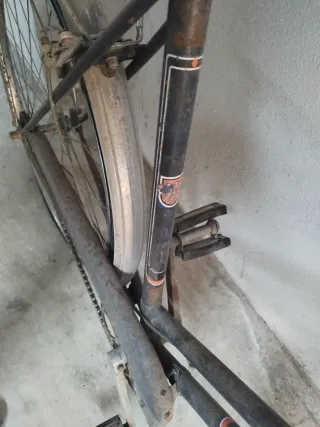 Bicicleta Checa antigua para restaurar