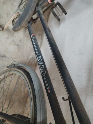Bicicleta Checa antigua para restaurar