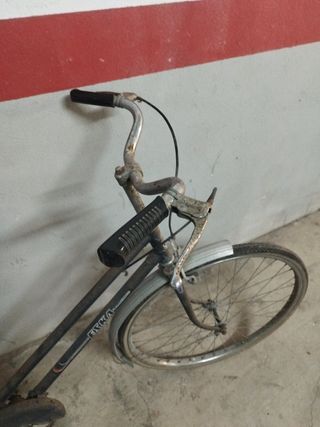 Bicicleta Checa antigua para restaurar