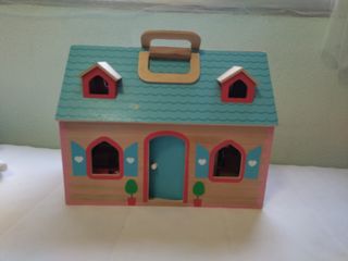 Casita de muñecas de madera