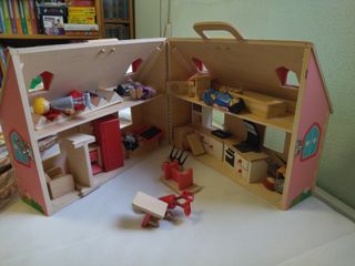 Casita de muñecas de madera