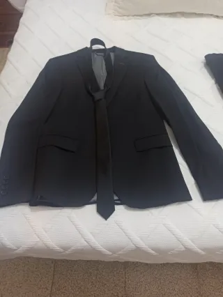 Traje Sara Man Talla S Negro con corbata. Un solo
