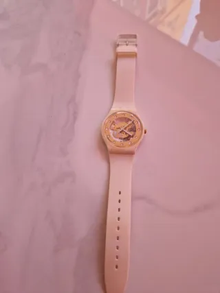 Reloj Swatch Beige y Dorado