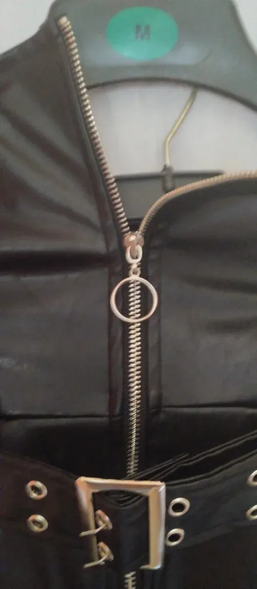 Vestido polipiel negro cremallera y cinturón