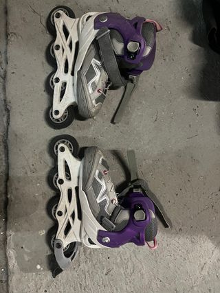 Patines en línea morados y grises.