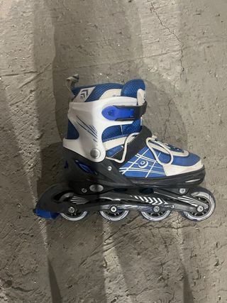 Patines en línea morados y grises.