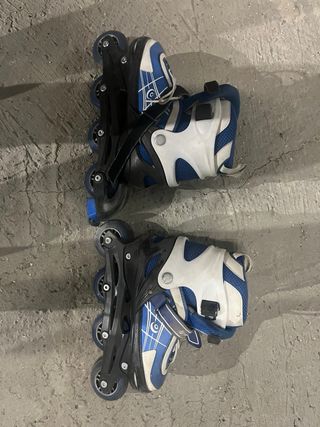 Patines en línea morados y grises.