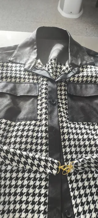 Camisa Houndstooth con detalles en piel