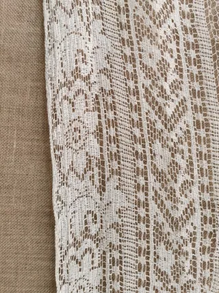 Cortina antigua de encaje floral  beige con aros