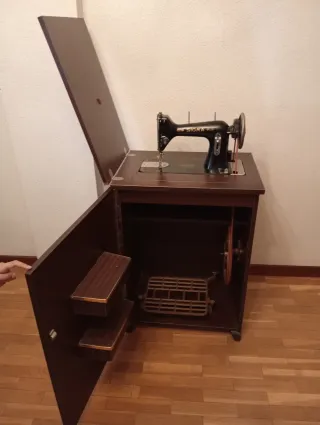 Máquina de coser Sigma antigua con mueble