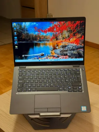 Portátil Dell  Gris y Negro
i5 
Ram 16 gb