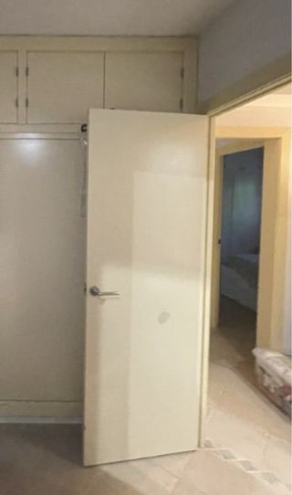 URGE Puertas pintadas con herrajes y tapetas.SALOU