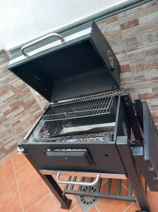 Barbacoa de carbón negra