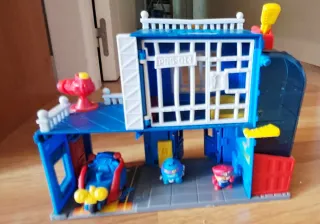 Superzings comisaría de policía