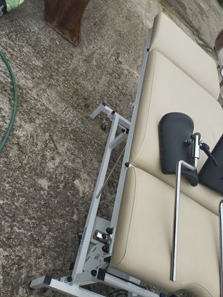 Mesa de oficina y camillas de masaje