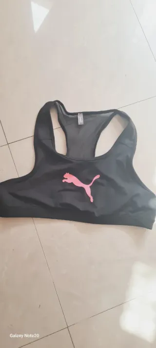 Top sportivo Puma nero con logo rosa
