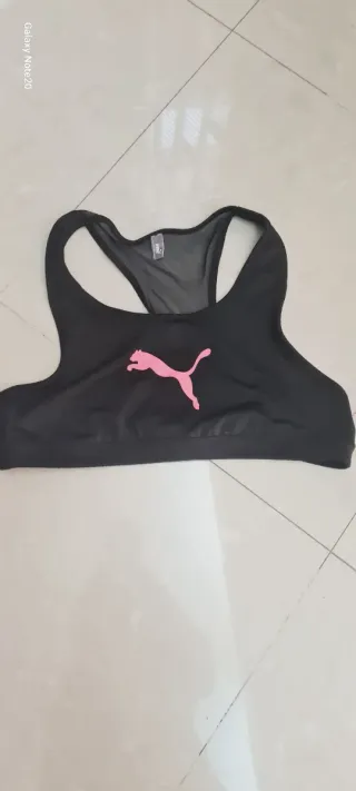 Top sportivo Puma nero con logo rosa